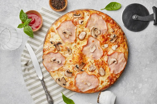 Picture of Pizza with ham and mushrooms
