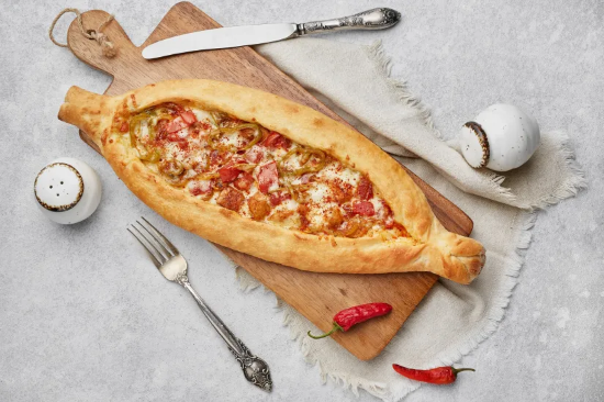 Picture of Pide with chicken and vegetables (spicy)