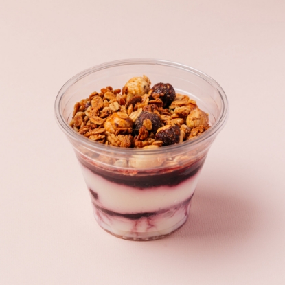 Picture of Yougurt with black currant & granola