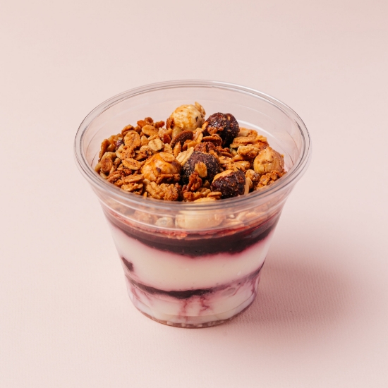 Picture of Yougurt with black currant & granola