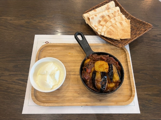 Picture of Eggplant and potato in a pan with yogurt and bread